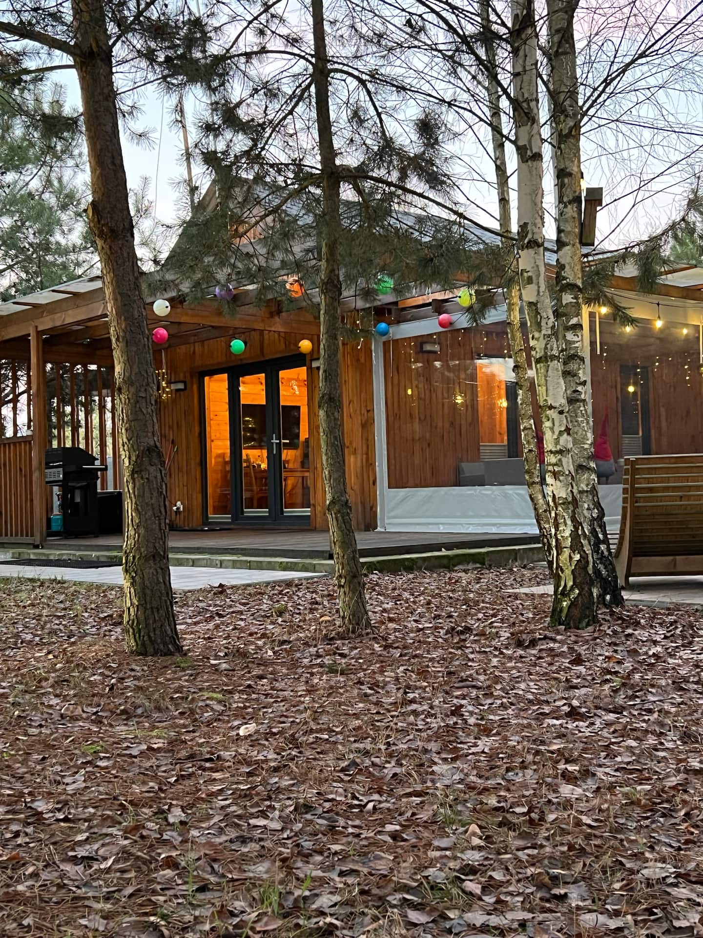 Leśna Ostoja — domek i przestrzeń do odpoczynku wśród drzew